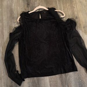 Dance & Marvel Elegant Black Cold Shoulder Top med